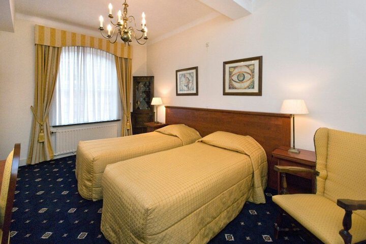 Room 3 of 25