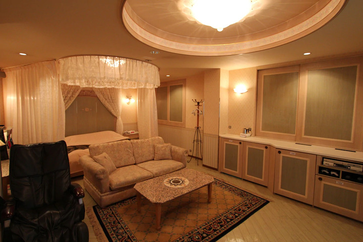 Room 2 of 10