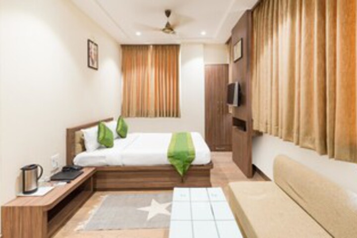 Room 12 of 26