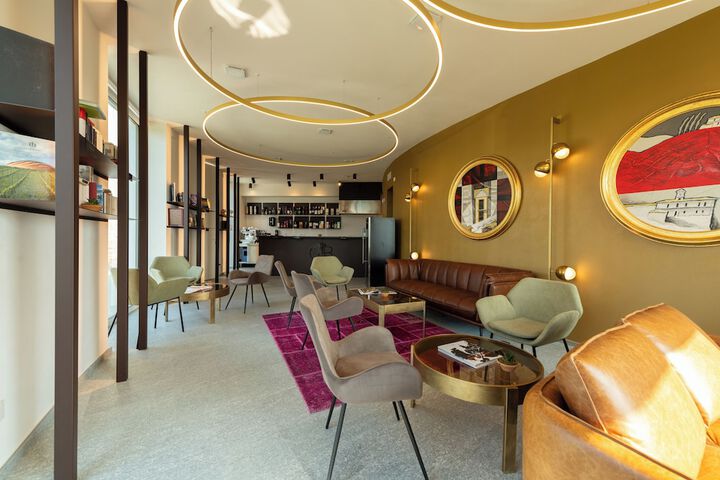 Lounge 61 of 81