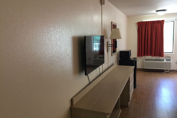 1 Queen Bed (4 of 13)