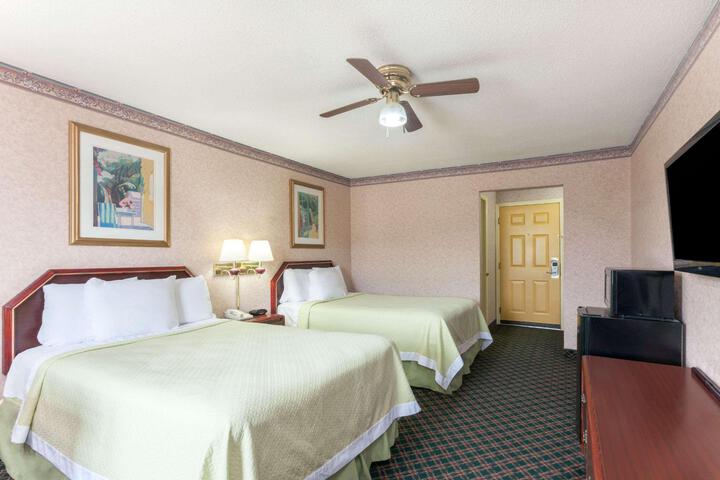 1 Queen Bed (10 of 18)