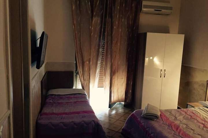 Room 3 of 37