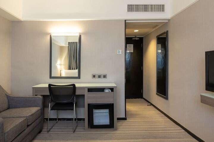 Room 16 of 52