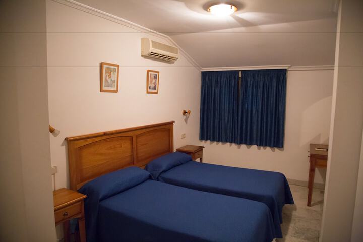 Room 13 of 37