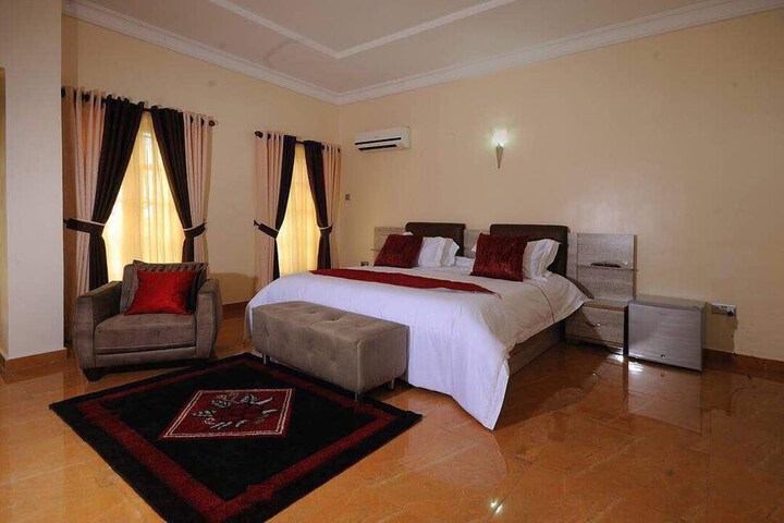 Room 10 of 32