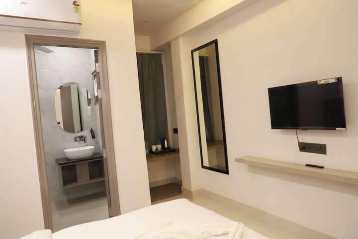 Room 5 of 11