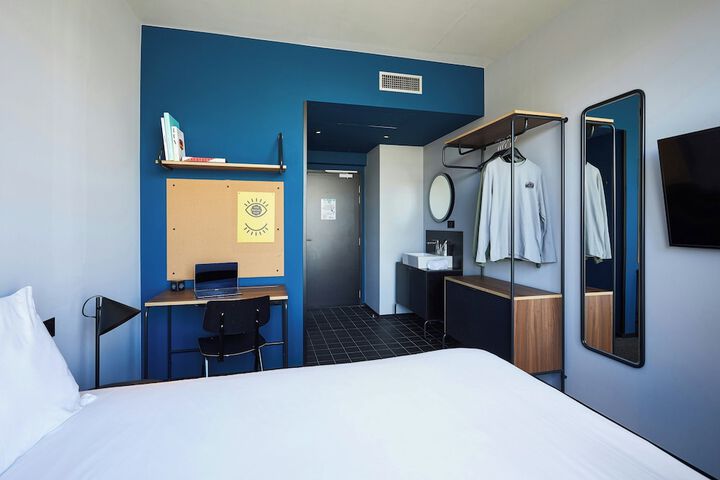 Room 42 of 123