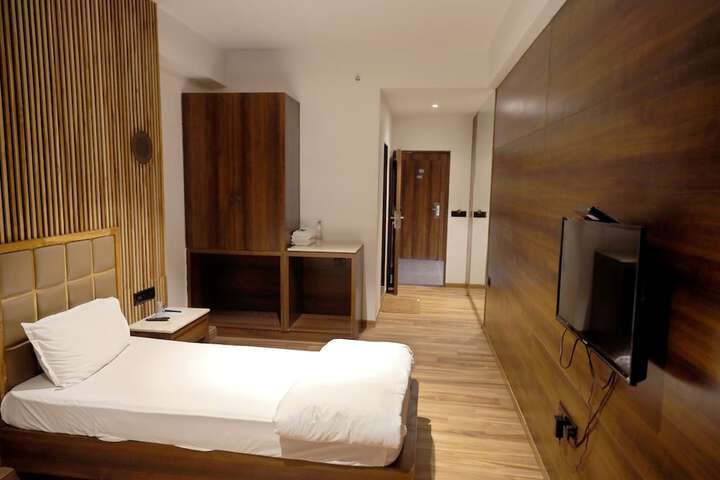 Room 10 of 17