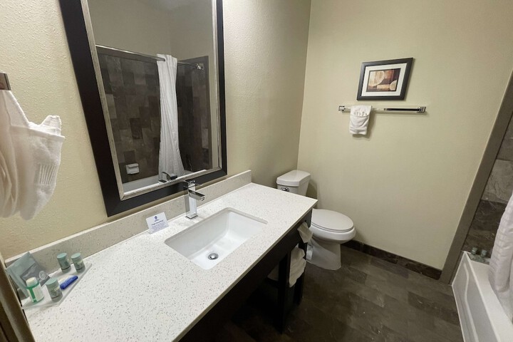 1 King Bed Jetted Tub WiFi, Microwave and Refrigerator Full Breakfast (8 of 13)
