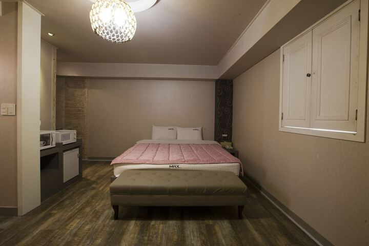 Room 11 of 77