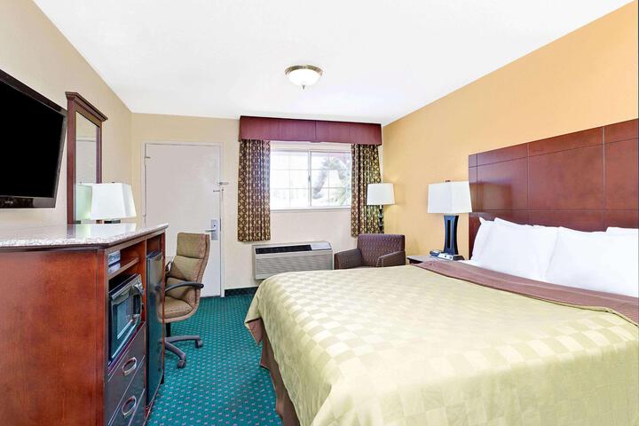 1 King Bed (11 of 14)