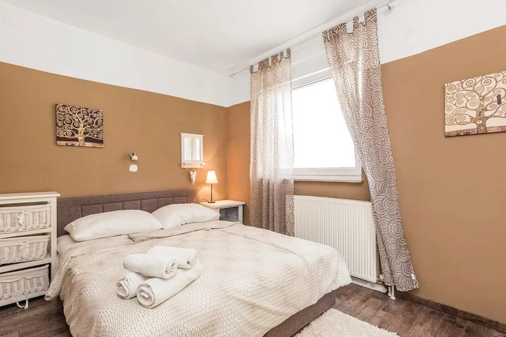Room 6 of 24