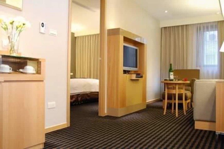 Room 8 of 39