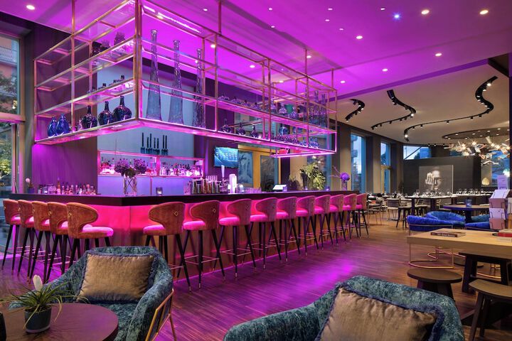 Lounge 77 of 104