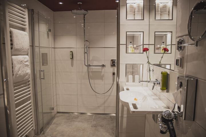 Room 32 of 46