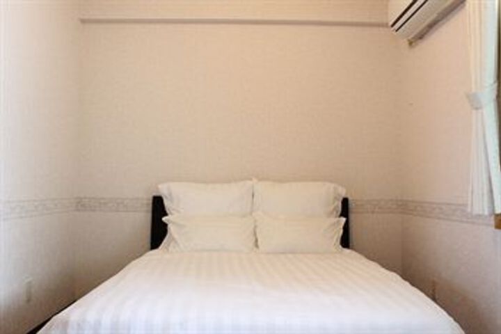 Room 6 of 13