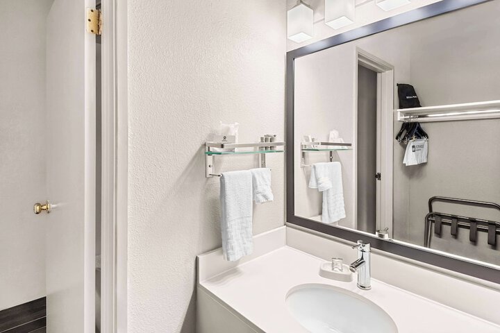 1 King Accessible Comast Bathtb Work Micmin Full Breakfast (1 of 21)