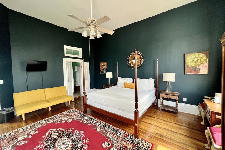 Room 35 of 102