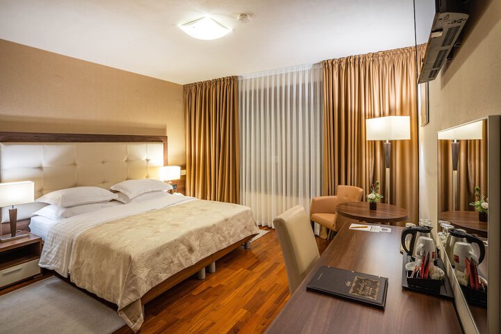 Room 5 of 90