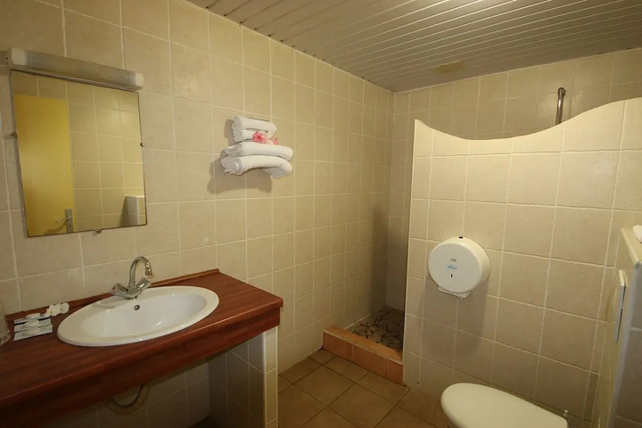 Room 8 of 28