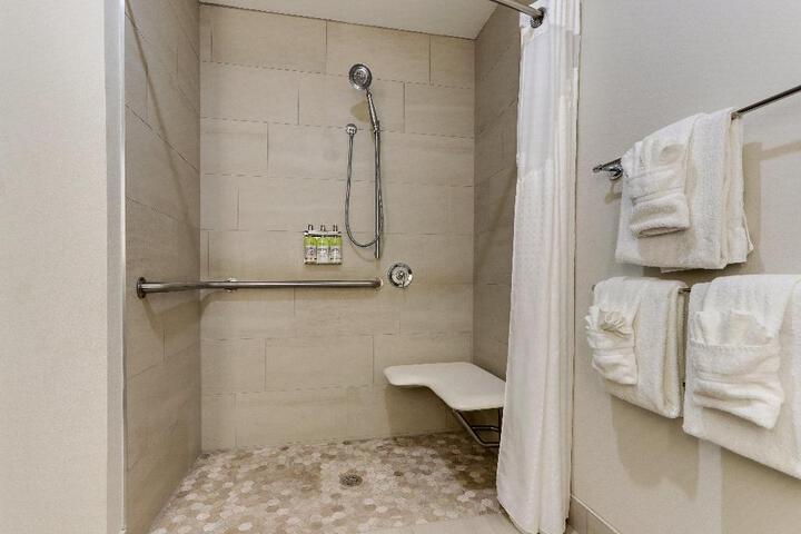 2 Queen Beds (5 of 12)