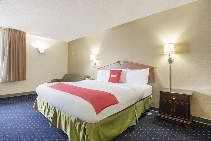 1 King Bed (10 of 16)