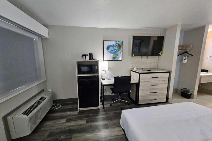 Queen Bed Accessible (5 of 14)