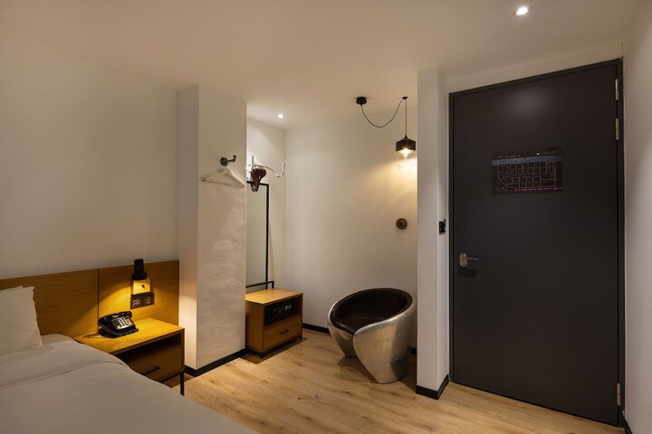 Room 34 of 151