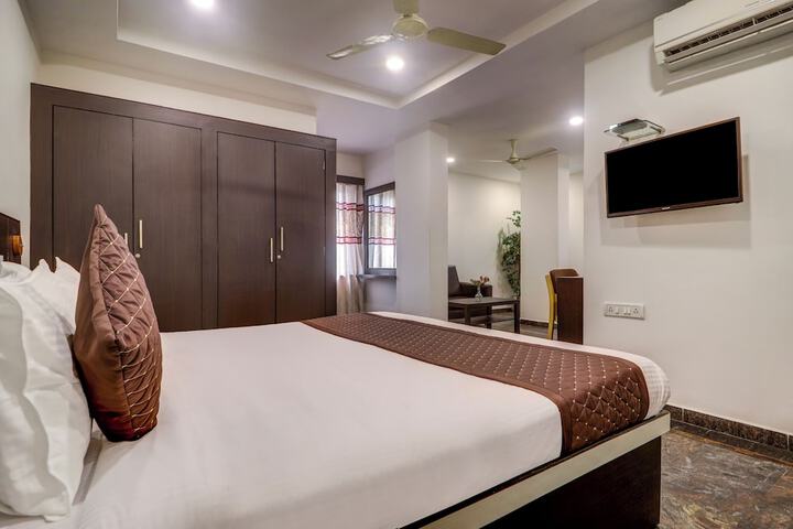 Room 4 of 12