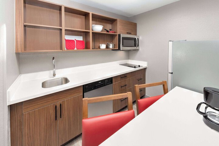 1 Queen Bed Suite Full Kitchen (13 of 15)