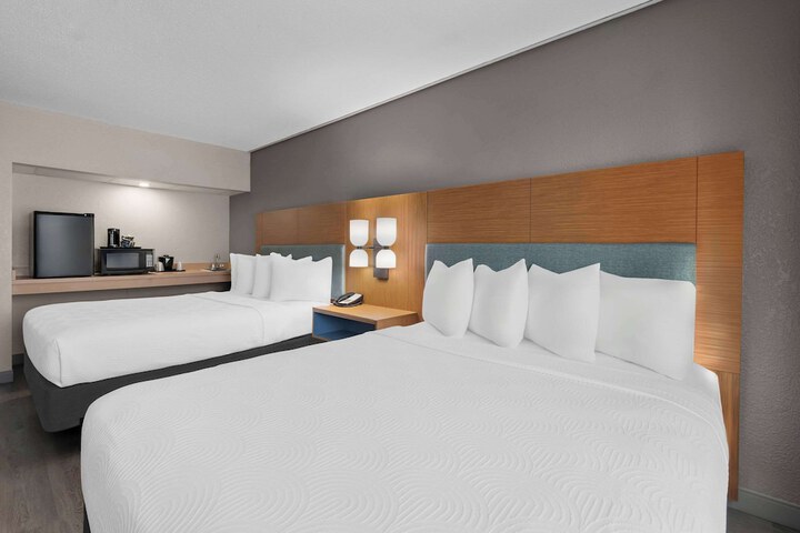 2 Queen Beds (1 of 22)