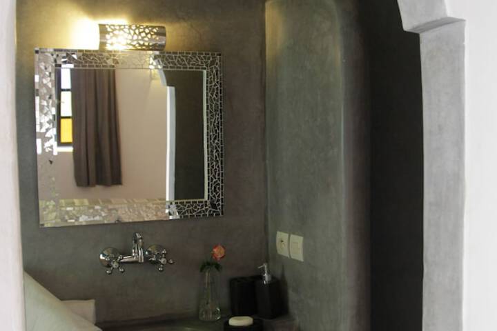 Room 32 of 65