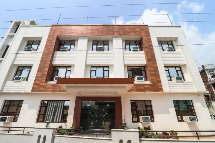 OYO 18857 Hotel Dev Bhoomi