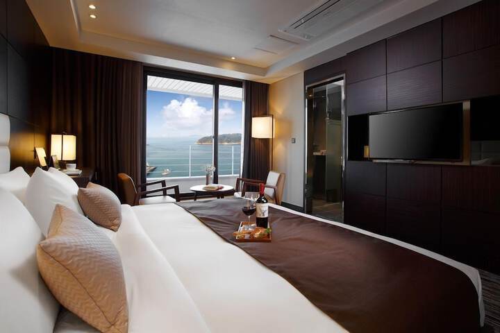 Room 5 of 13