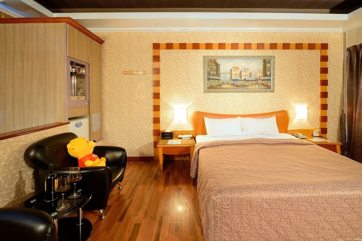Room 27 of 64