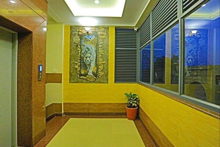 Ballroom/Hall 34 of 37