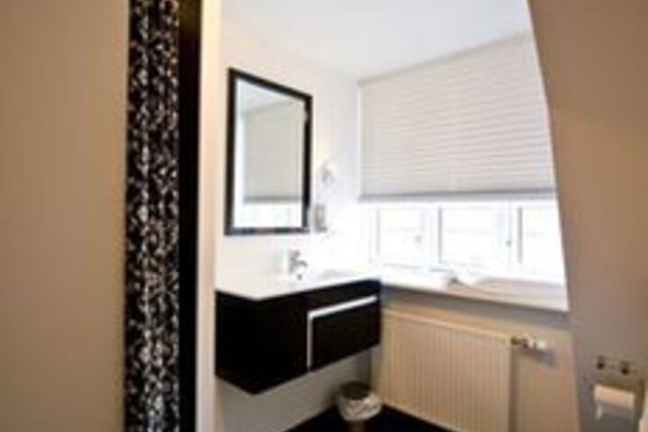 Room 2 of 31