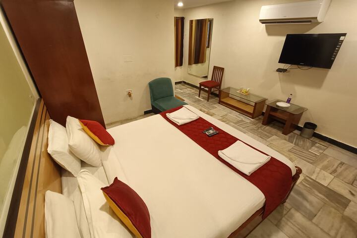 Room 28 of 93