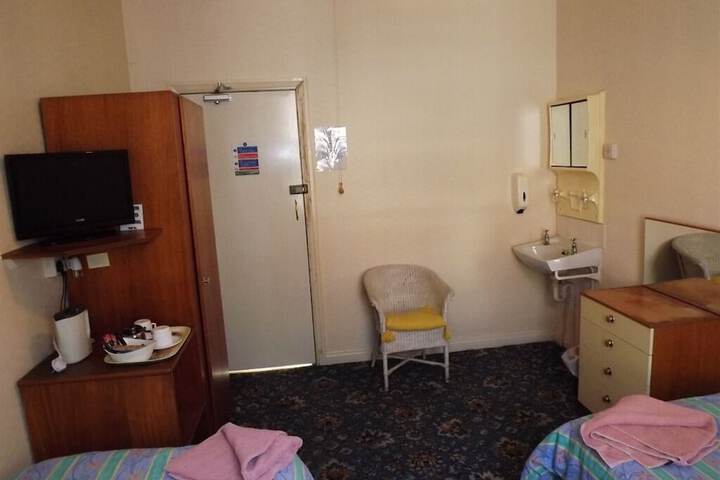 Room 5 of 11