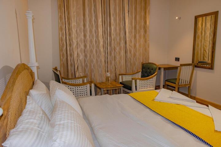 Room 6 of 16