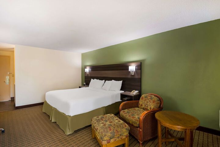 Accessible 1 King Accessible Roll in Shower Work Desk Microwave and Refrigerator WiFi Full Breakfast (13 of 14)
