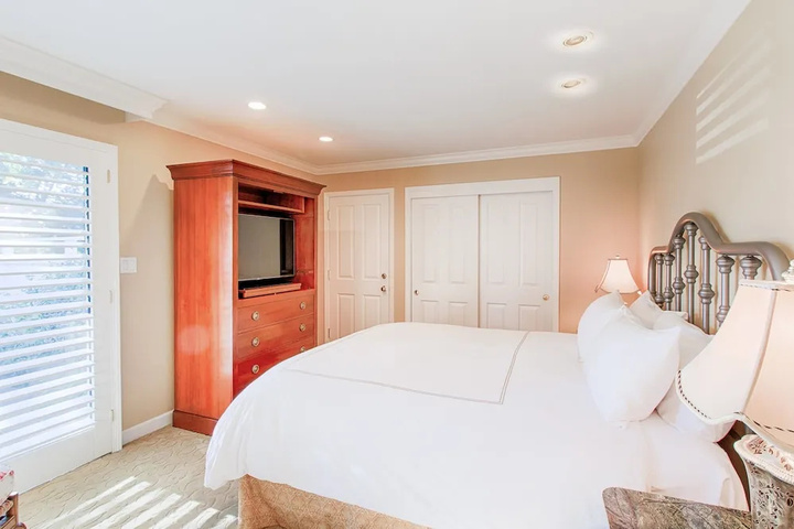 Room 6 of 15
