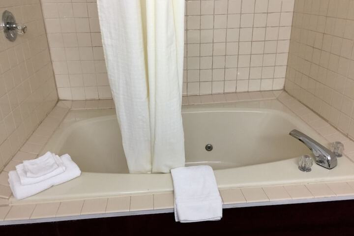 Jetted tub