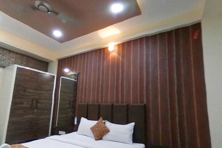 Room 9 of 13