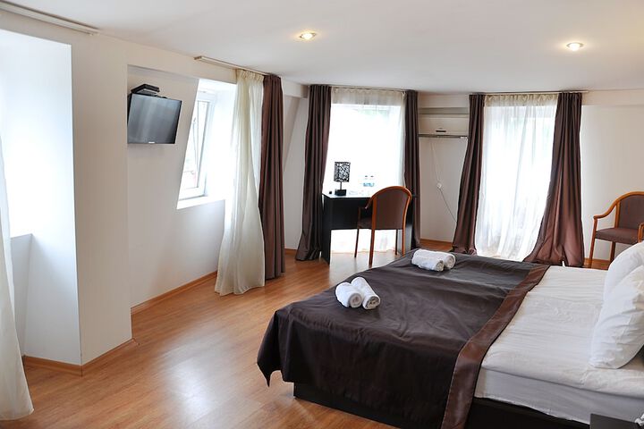 Room 9 of 31