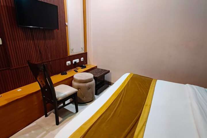 Room 5 of 11