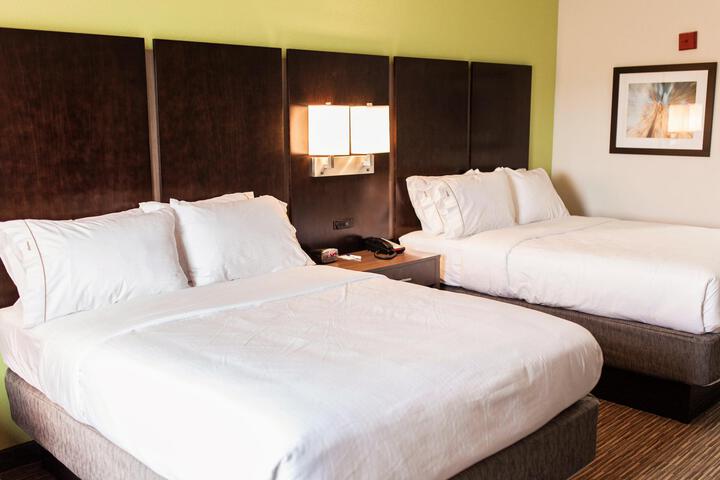 2 Queen Beds (1 of 5)