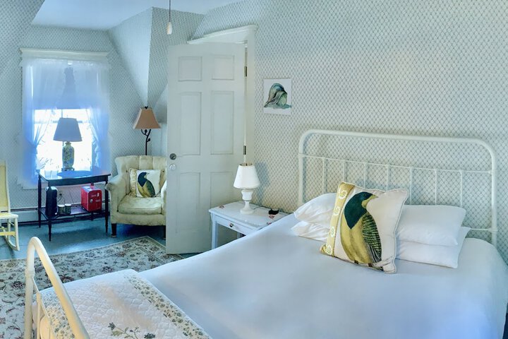 Room 6 of 12