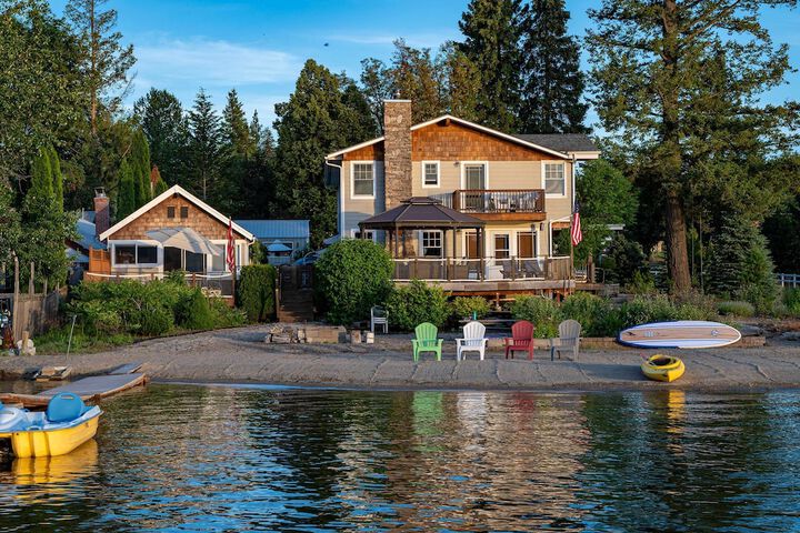 Charming Lakefront Cabin w / Deck & Fire Pit!